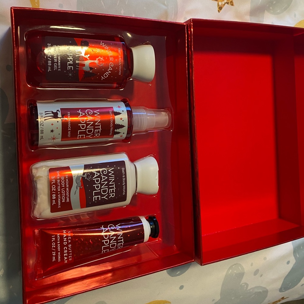 Bath and Body Works Winter Candy Apple gift set